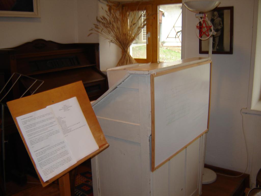 Катедрата и пианото в салона