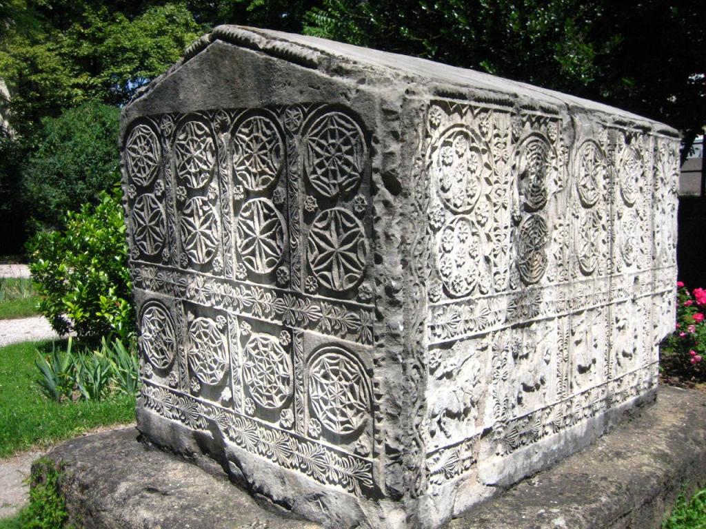 Богомилски надгробен камък -изобразено е Цветето на Живота.