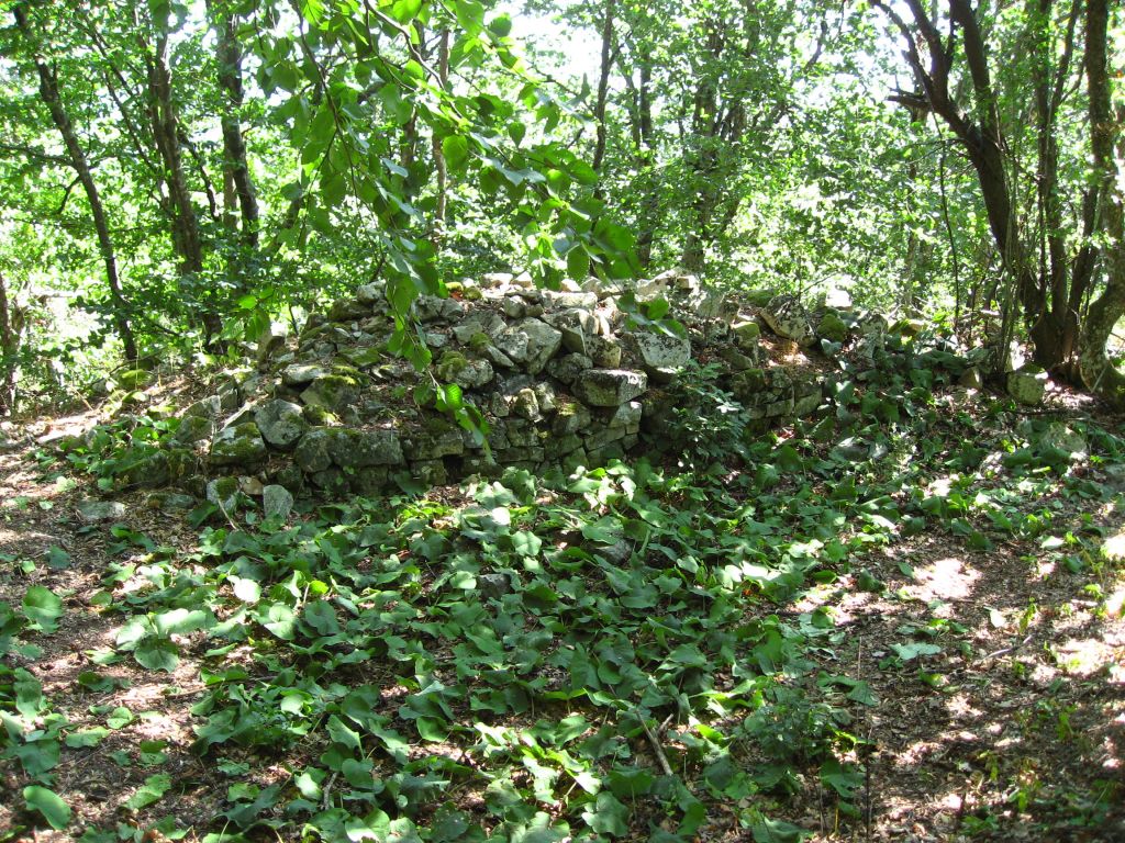 Останки от древна крепостна стена